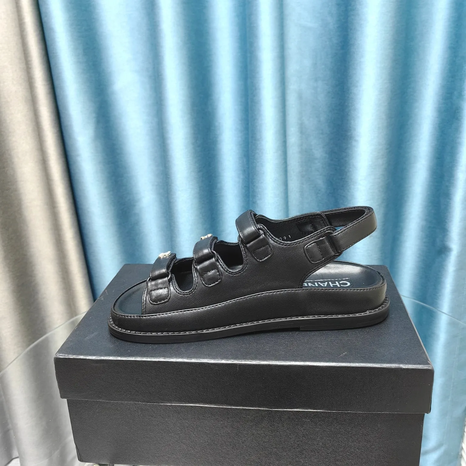 👟👟Ex-factory price 480👟👟 𝐂𝐡a𝐧𝐞𝐥 / Chanel 25ss spring and summer classic! Beach shoes are a hit all over the internet! The latest model from the counter, even on the feet, still makes me willing to buy it. Only after buying it will I know how fashionable it is. It must be ranked among the most popular models. It is invincible in all seasons. Various bloggers and Internet celebrities can see the matching styles. It is a super recommended model! This collection is available now. Purchased for 10600! Full-layer luxury leather outsole, original material! In eco-friendly sheepskin! Welcome to compare! Official catalog: Number of yards: 35-41, all equipped with top-notch counter-grade packaging!